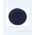 Ένα ταιριαστό ακρυλικό μπερέ σε σκούρο μπλε